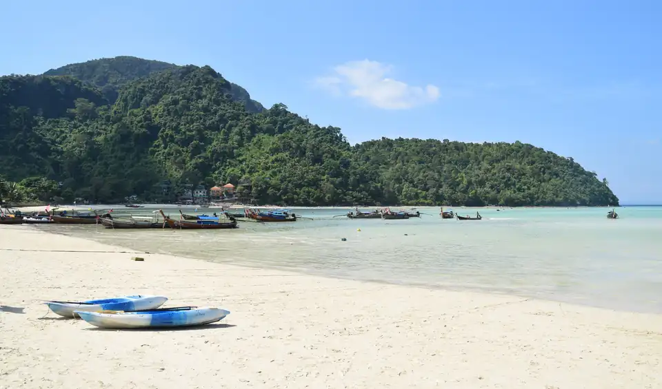 Loh Dalum, Phi Phi beach