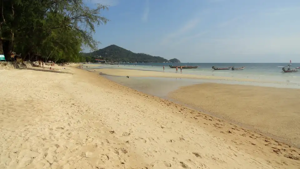 The wide sand of Sairee beach, Koh Tao