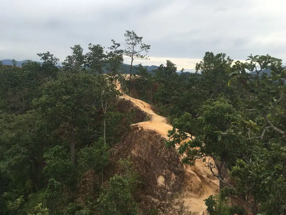 A narrow path along an eroded ridge at Pai Canyon
