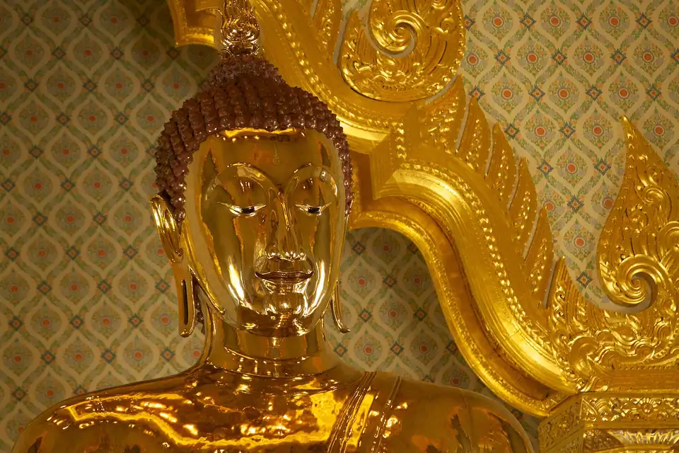 The gilded roof and spire of Wat Traimit